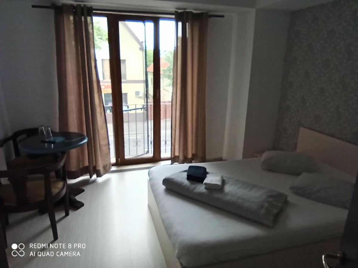 Quik Hotel Брашов Екстериор снимка